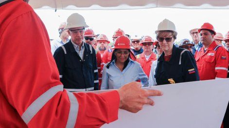 Delcy Rodríguez (c), junto al secretario de Energía de EE.UU., Chris Wright (i), y la encargada de negocios de los EE.UU. para Venezuela Laura Dogu (d) en una de las plantas que opera Chevron en el Orinoco (Venezuela).
