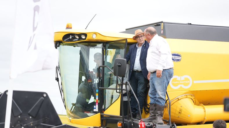 El ministro Alfredo Fratti durante la inauguración oficial de la cosecha de arroz 2026, realizada en la localidad de Cebollatí, Rocha.