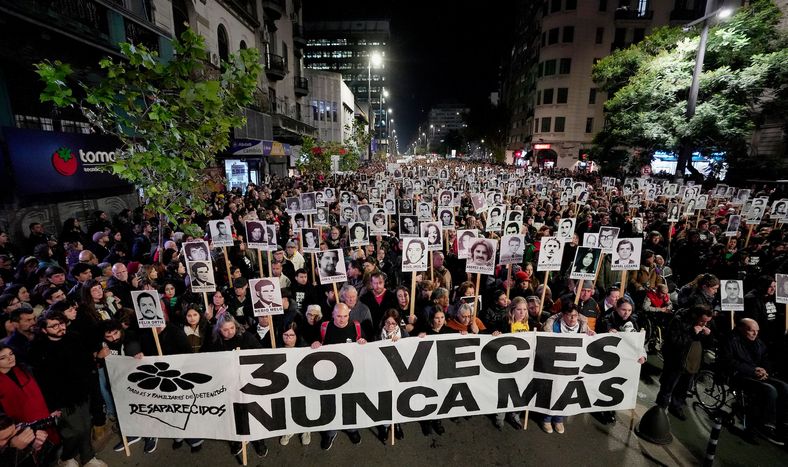 30ª Marcha del Silencio por la avenida 18 de Julio, en Montevideo