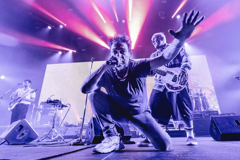 Los Fabulosos Cadillacs presentaron su concierto por los 40 años de la banda en el Antel Arena.