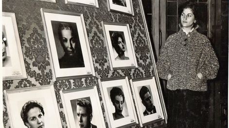 Búsqueda | Armen Siria mira su propia foto en la cartelera del Solís. Foto: Ciddae