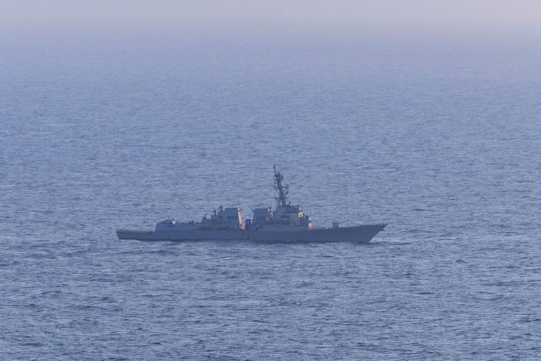 Fotografía cedida por el Comando Central de Estados Unidos (Centcom) del destructor de misiles guiados USS Spruance (DDG 111) estadounidense durante el bloqueo a barcos iraníes en el estrecho de Ormuz.&nbsp;