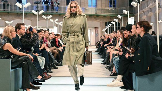 El desfile de Louis Vuitton en la Semana de la Moda de París tuvo como escenario la estación de tren Gare du Nord, la más transitada de Europa El desfile de Louis Vuitton en la Semana de la Moda de París tuvo como escenario la estación de tren Gare du Nord, la más transitada de Europa