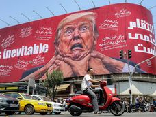 El 27 de julio de 2026, varios automovilistas pasaron junto a una gran valla publicitaria que prometía venganza contra el presidente estadounidense Donald Trump en la calle Jomhouri, en el centro de Teherán.