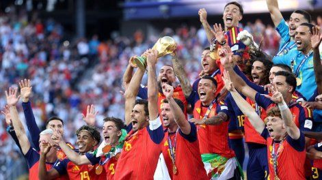 Rodri levanta el trofeo de campeón de la Copa Mundial de la FIFA tras la victoria en la final de la Copa Mundial de la FIFA 2026.