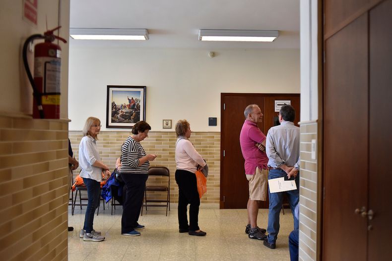Elecciones departamentales 2025: fila para votar en un circuito de Montevideo