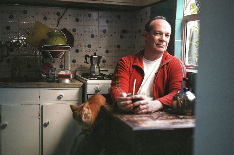 Martín Pérez en su cocina con su gato Ismael. Foto: Adolfo Rozenfeld