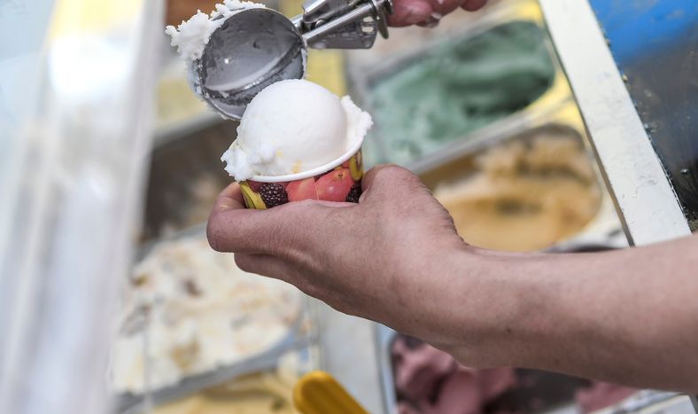 Tras el malestar del sacerdote, la empresa quitó la propaganda del helado de la vía pública. 