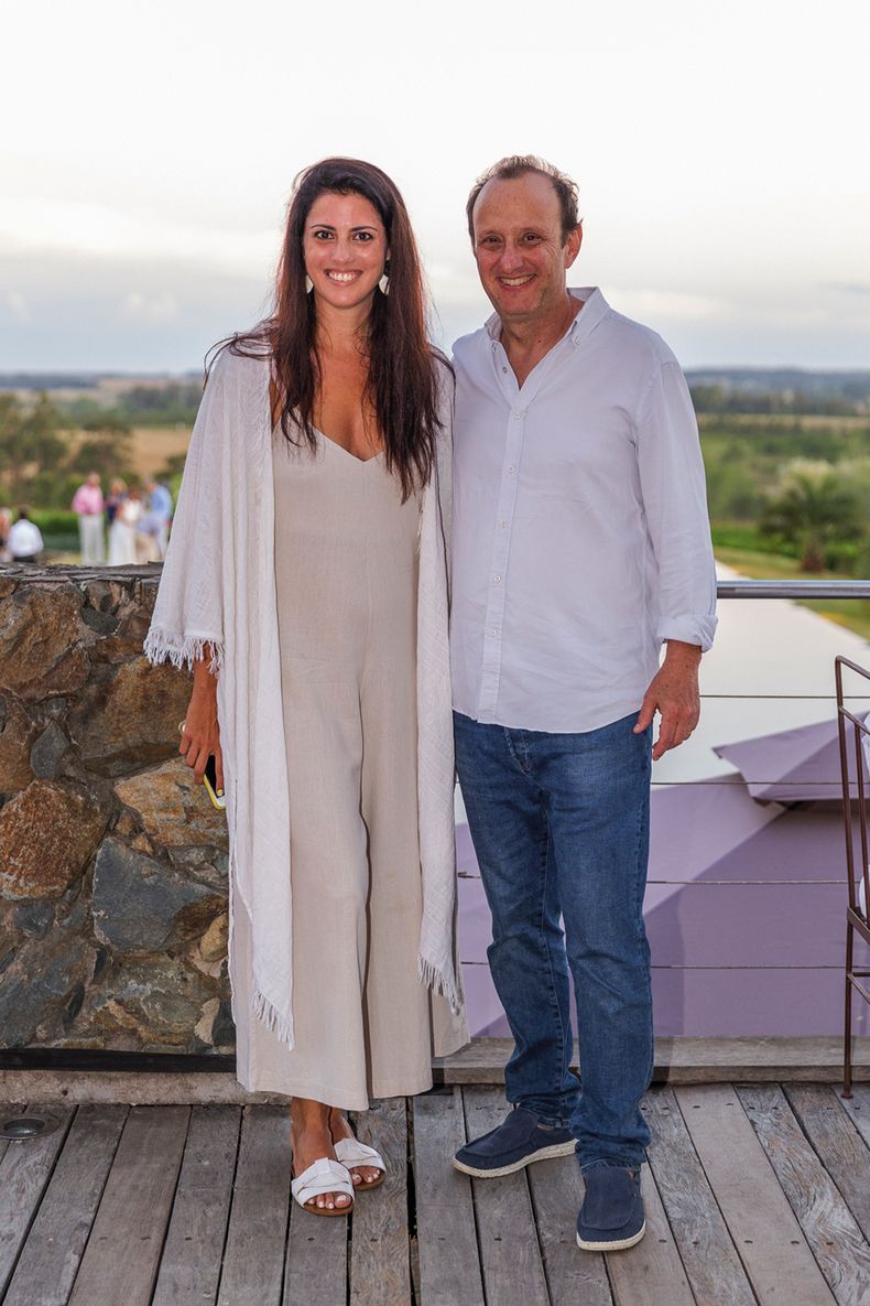 Gerenta de Marketing de Itaú Lucía Cabanas con Pipe Stein