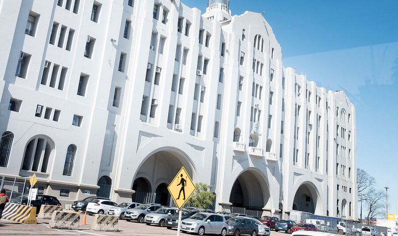 Edificio de la Direccion Nacional de Aduanas. Foto: Ricardo Antúnez / adhocFOTOS