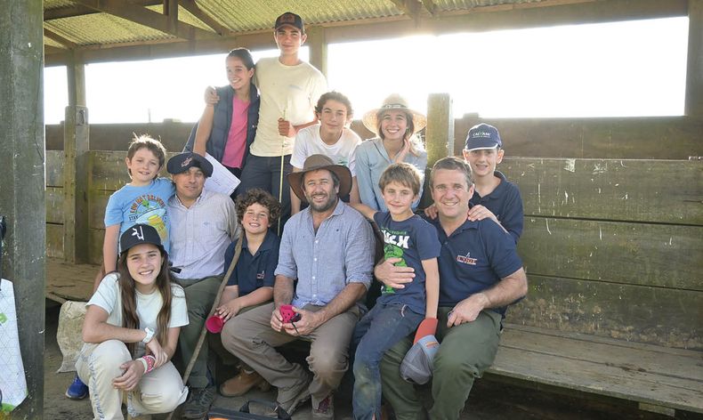 Los hermanos Enrique, Diego y Jorge Albanell Bensich con sus hijos