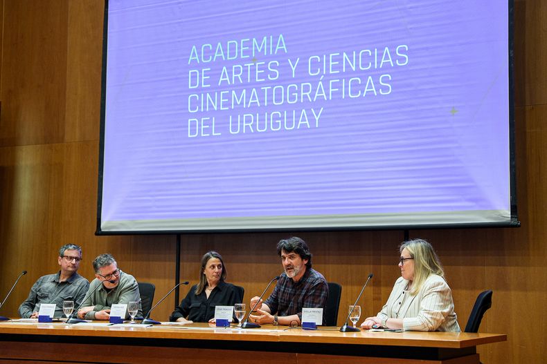 Jorge Temponi, Diego Fernández, Virginia Hinze, César Troncoso y Gisella Previtali durante el lanzamiento de la Academia de Artes y Ciencias Cinematográficas del Uruguay.