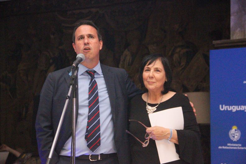 El embajador Diego Cánepa junto a la cónsul general de Buenos Aires, Lilián Alfaro.