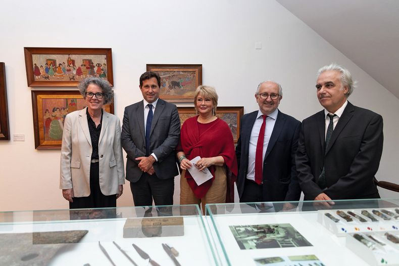 Directora nacional de Cultura Mariana Wainstein, presidente del Banco Central Diego Labat, la ganadora del Premio Figari Pilar González, Ministro de Educación y Cultura Pablo da Silveira y el director del Museo Figari Pablo Thiago Rocca