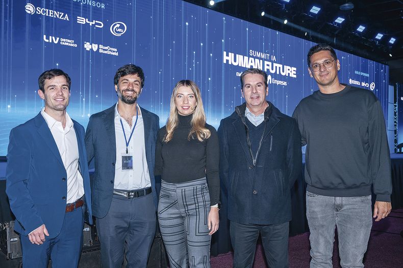 Fundador de Summit IA Human Future Jerónimo Pino, cofundador y director de Aquí Estoy Chat Juan Pablo Villani, economista y periodista Lara López Calvo, presidente CEO de&nbsp;Movistar Uruguay José Luis Aiello e investigador y divulgador científico Fabricio Ballarini