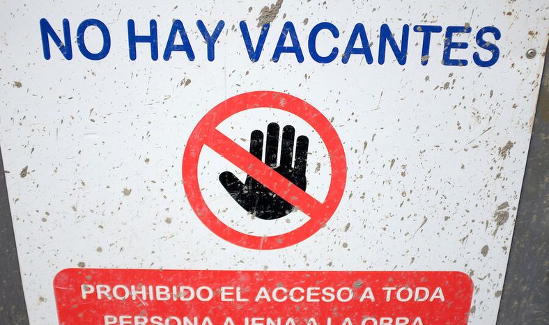 Cartel en una obra de construcción indicando que no se precisa personal.
