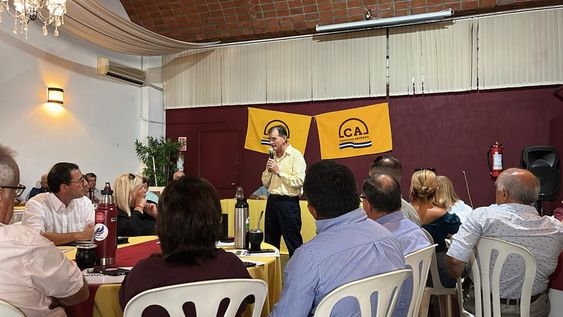 Manini Ríos habla durante la reunión partidaria. Foto: Facebook de Cabildo Abierto