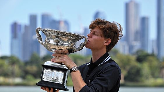 Jannik Sinner, de 23 años, se coronó como bicampeón del Open de Australia en el albor de la temporada de tenis mundial Jannik Sinner, de 23 años, se coronó como bicampeón del Open de Australia en el albor de la temporada de tenis mundial