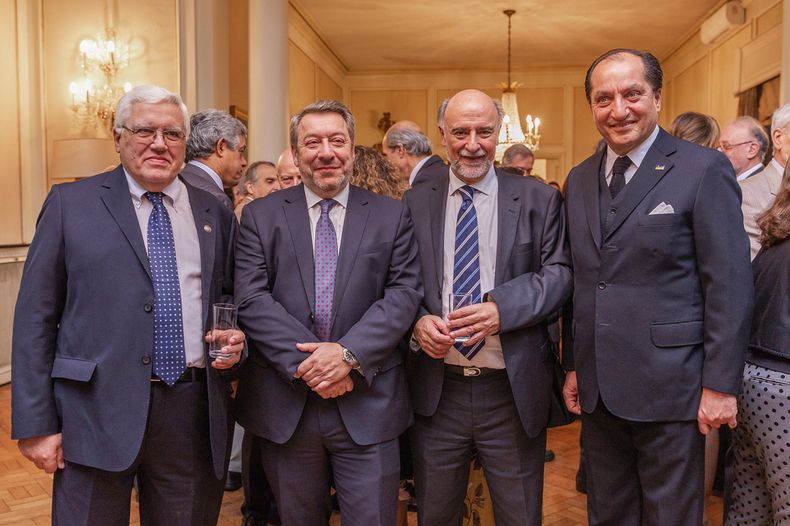 El presidente de la Suprema Corte de Justicia John Pérez, el presidente del BPS Alfredo Cabrera, el ministro de Trabajo Pablo Mieres y el cónsul honorario de Ucrania Diego Guadalupe