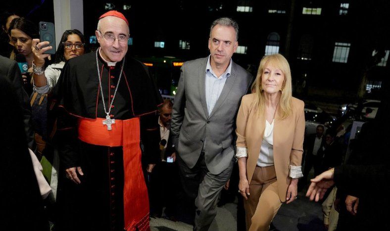 Daniel Sturla, Yamandú Orsi y Carolina Cosse durante la inauguración de un nuevo edificio de la Universidad Católica, 18 de marzo de 2025