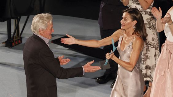 La reina de España le entregó el reconocimiento Master of Cinema a Michael Douglas. El premio evoca una hoja de posidonia, la planta marina que da el color turquesa a las aguas de las islas.&nbsp;