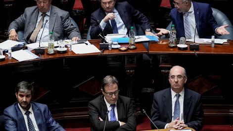 El director de la Secretaría de Inteligencia, Álvaro Garcé (al centro abajo), durante una comparecencia al Parlamento