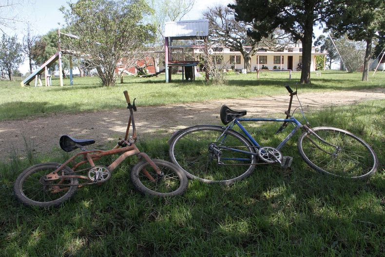 Los predios de escuelas en desuso son en ocasiones aprovechados por vecinos organizados para trabajar proyectos productivos y sociales. Foto: NDA / Búsqueda