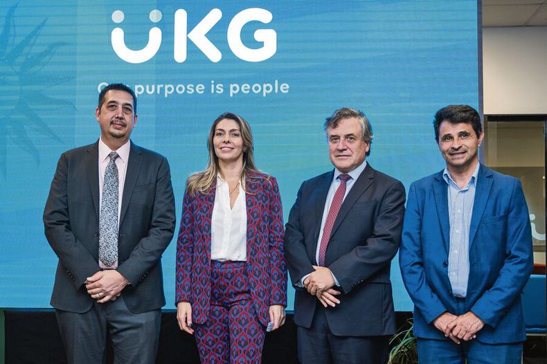 El ministro de Industria, Omar Paganini, junto a ejecutivos de UKG Uruguay. Foto: UKG