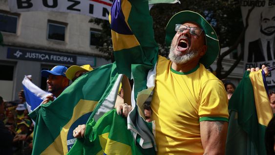 Un simpatizante del expresidente de Brasil Jair Bolsonaro participa en una manifestación en apoyo al exmandatario este domingo, en la avenida Paulista en Sao Paulo (Brasil) Un simpatizante del expresidente de Brasil Jair Bolsonaro participa en una manifestación en apoyo al exmandatario este domingo, en la avenida Paulista en Sao Paulo (Brasil)