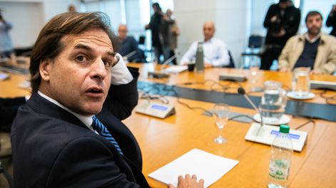 Luis Lacalle Pou durante la reunión con dirigentes del PIT-CNT, en Torre Ejecutiva. Foto: Santiago Mazzarovich / adhocFOTOS