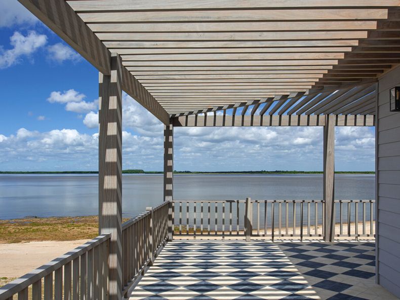 Las galerías tienen aleros de madera dura que tamizan la luz y están revestidas con calcáreos color blanco antiguo y negro. Fotos: Surpress Agency