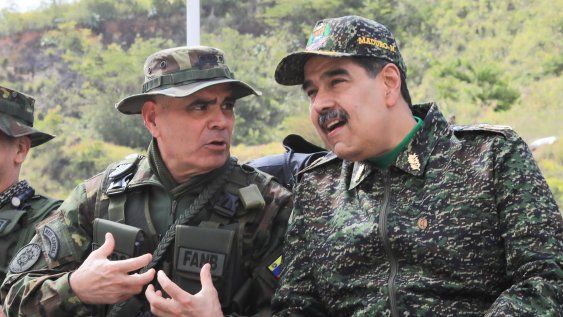 Nicolás Maduro junto al ministro de Defensa venezolano, Vladimir Padrino López.