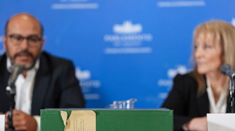 Sebastian Valdomir y Carolina Cosse durante la conferencia de prensa en la que informaron del hallazgo de 12 cajas con actas de sesiones secretas del Consejo de Estado de la dictadura.