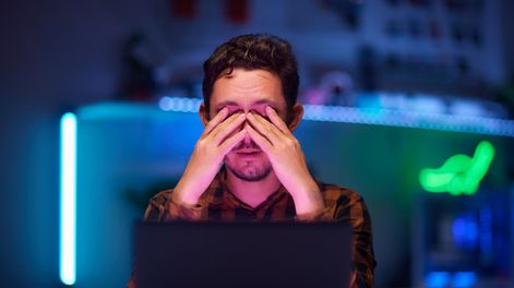 Luz azul: el “enemigo silencioso” detrás del envejecimiento digital