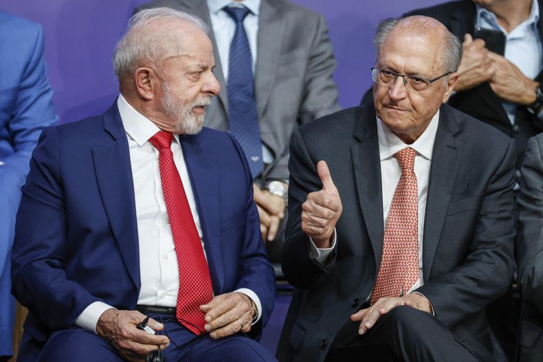 El presidente brasileño Luiz Inácio Lula da Silva conversa con el vicepresidente brasileño Geraldo Alckmin (derecha) en el aeródromo de Embraer en Gaviao Peixoto, Brasil, el 25 de marzo de 2026.