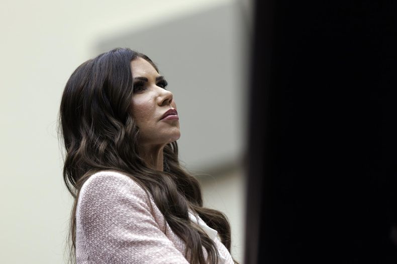 Kristi Noem asiste a una audiencia de Supervisión del Departamento de Seguridad Nacional del Comité Judicial de la Cámara de Representantes en el Capitolio de EE. UU. en Washington, DC, EE. UU., 04 de marzo de 2026.