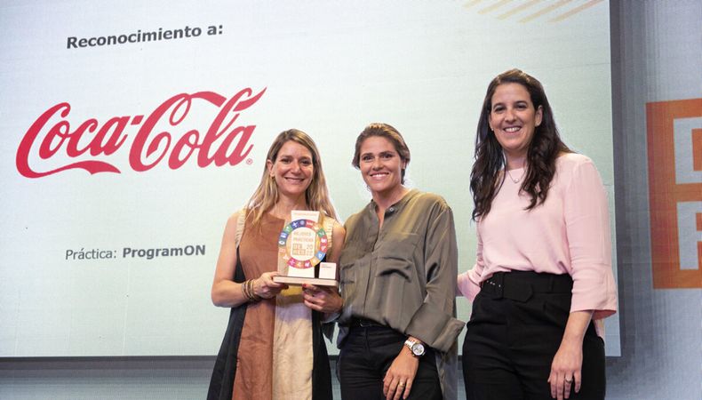 Lucía Ottati, gerenta de Legales y Asuntos Corporativos en Coca-Cola Femsa Uruguay, María Mónica del Campo, representante del Comité Técnico Evaluador Honorario de Deres, y Carolina Devoto, directora ejecutiva de Deres