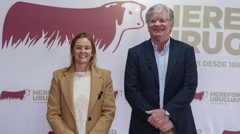 La nueva presidente de la Sociedad Criadores de Hereford Uruguay, Lucía Perdomo, con el presidente saliente, Nicolás Shaw.