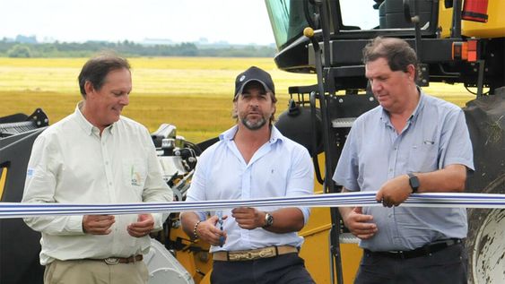 Ernesto Aguirre (derecha) junto a Lacalle Pou y Alfredo Lago en la inauguración de la zafra arrocera, en Pueblo del Barro, Tacuarembó. Ernesto Aguirre (derecha) junto a Lacalle Pou y Alfredo Lago en la inauguración de la zafra arrocera, en Pueblo del Barro, Tacuarembó.