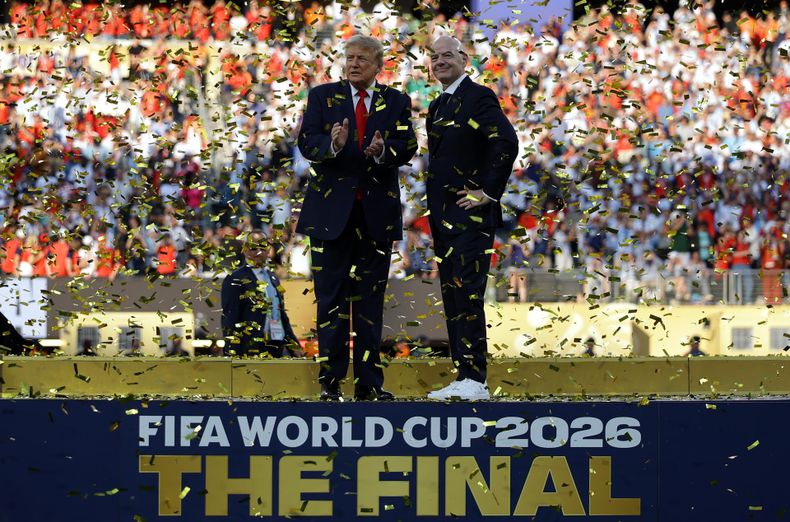El presidente de la FIFA, Gianni Infantino, y el presidente de Estados Unidos, Donald Trump, reaccionan durante la ceremonia de entrega de premios tras la final de la Copa Mundial de la FIFA 2026 entre España y Argentina.