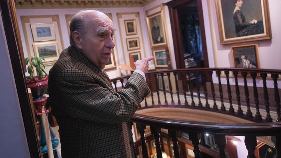 Julio María Sanguinetti y el retrato de su esposa, Marta Canessa Julio María Sanguinetti y el retrato de su esposa, Marta Canessa