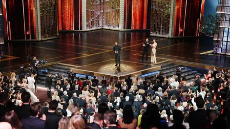 Michael B. Jordan (C) en el escenario tras ganar el Oscar a Mejor Actor por Pecadores durante la 98.ª ceremonia anual de los Premios Oscar en el Dolby Theatre de Los Ángeles, California, EE. UU., el 15 de marzo de 2026