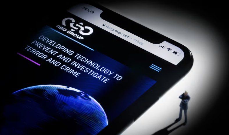 Celular con el logo de la empresa NSO, dueña del programa espía Pegasus.