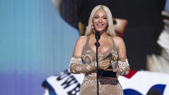 La ganadora de la noche fue Beyoncé, quien se llevó el Grammy a Mejor álbum del año por Cowboy Carter, un disco que celebra la influencia afroamericana en el género country La ganadora de la noche fue Beyoncé, quien se llevó el Grammy a Mejor álbum del año por Cowboy Carter, un disco que celebra la influencia afroamericana en el género country