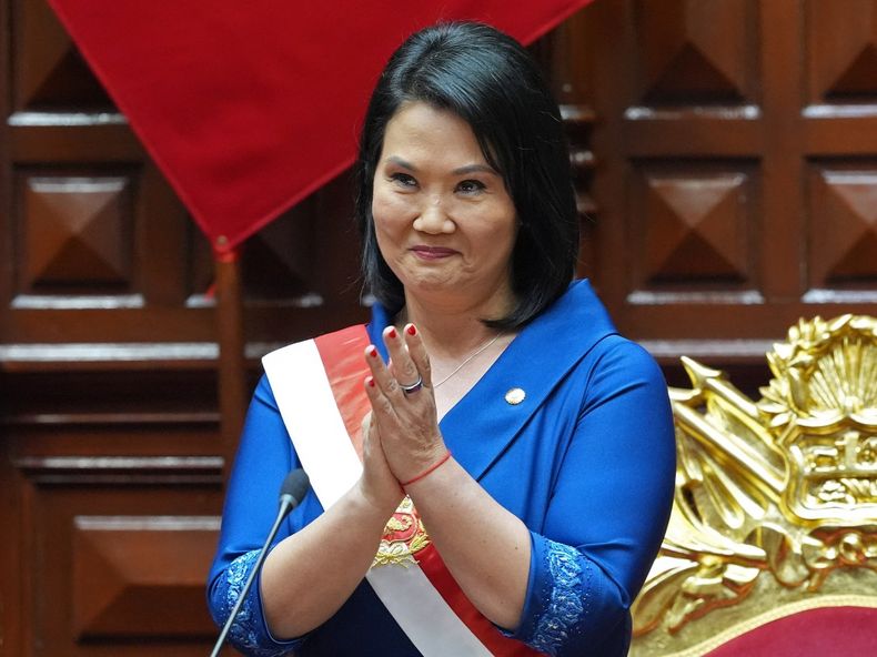 La presidenta de Perú, Keiko Fujimori, aplaude tras jurar el cargo en Lima, el 28 de julio de 2026.