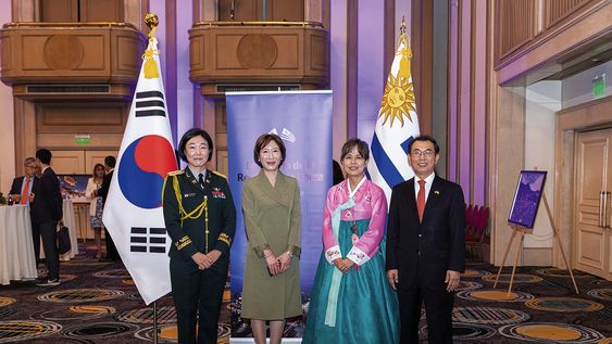 Teniente coronel Myung -Joo Shin, consejera y cónsul de la Embajada de Corea Sulhee Kim, Kyungah Park y embajador de Corea Eun-chul Lee