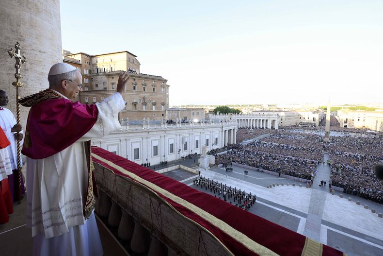 El papa León XIV, Robert Prevost, dirigiéndose a la multitud desde el balcón central de la Basílica de San Pedro por primera vez