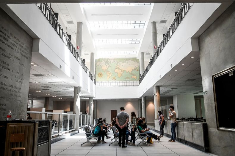 El reciclaje buscó conjugar la conservación del valor patrimonial con el diseño de una oficina judicial de “primer mundo”. Fotos: Javier Calvelo / adhocFOTOS