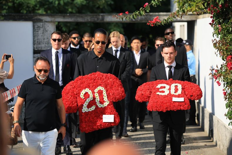 Los jugadores del Liverpool Virgil van Dijk (c) y Andrew Robertson (d) llevan ofrendas florales en el funeral del jugador de fútbol portugués Diogo Jota y su hermano Andre Silva, en Gondomar, Portugal