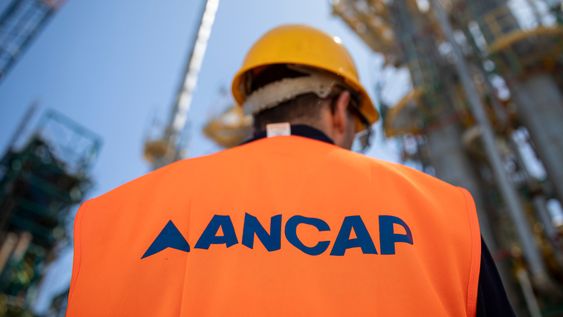Trabajador en refinería de La Teja de Ancap.